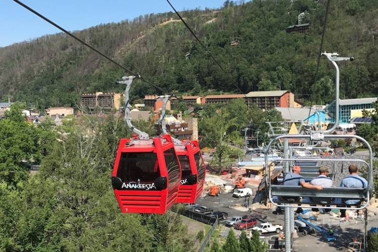 People on chair lift in Anekeesta.